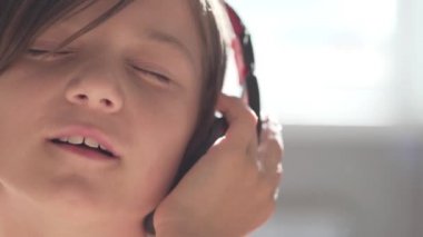 Ağır çekim genç kız kulaklıklar müzik dinlemek