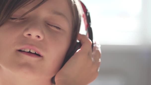 Chica adolescente de cámara lenta escuchando música en los auriculares — Vídeo de stock