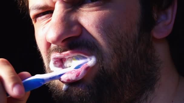 Hombre cepillándose los dientes en cámara lenta — Vídeos de Stock