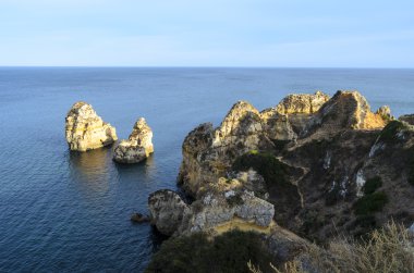 Mağaralar ve kaya oluşumları Dona Ana Plajı'nda