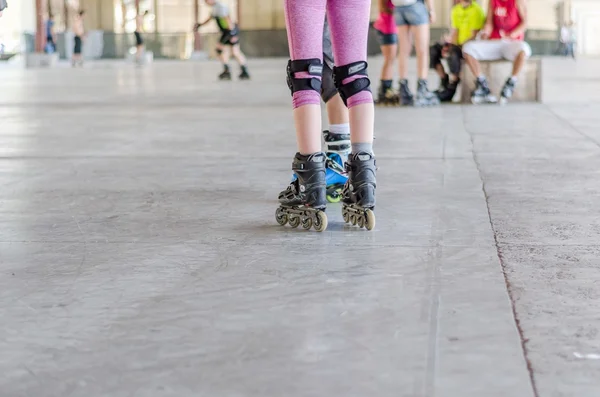 Lopen op rolschaatsen voor schaatsen — Stockfoto