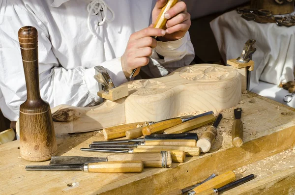 Falegname che lavora con una tavola di legno — Foto Stock