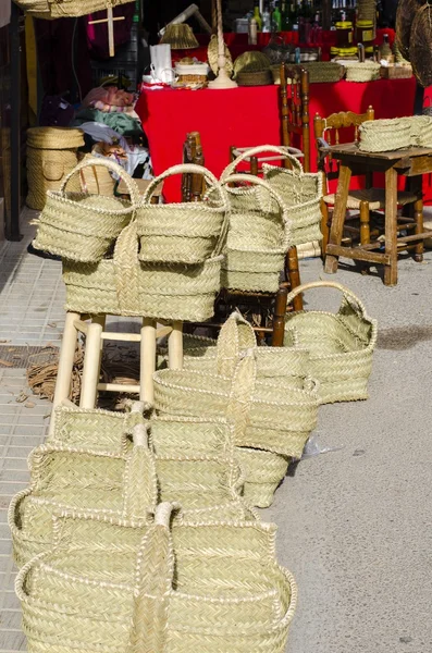 Stánek venkovní trh s proutěnými košíky — Stock fotografie