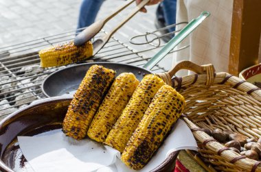 Sokakta kestane ve Mısır kızartmalar