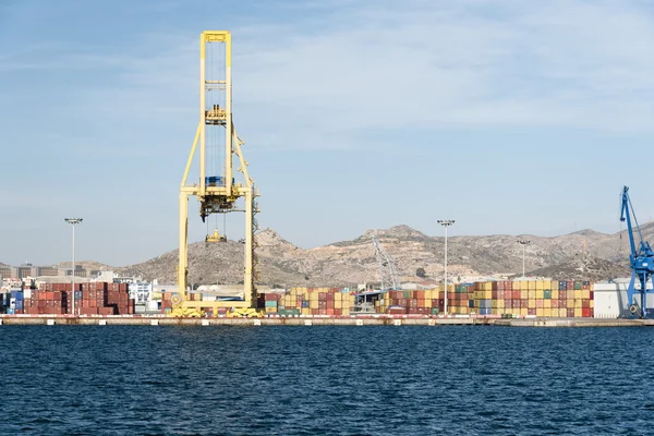 Grúas portacontenedores cargando un barco en el puerto — Foto de Stock