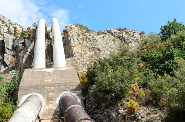 Wasserleitungen im Berg — Stockfoto