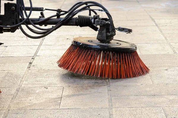 Vehicle sweeping the streets of dirt. — Stock Photo, Image