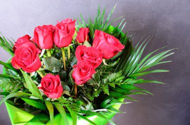 Kutlama konseptinde güzel güller