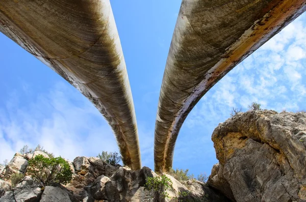 山の中の水道管 — ストック写真