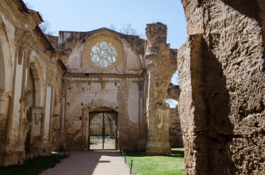 Ünlü Monasterio de Piedra avlusu