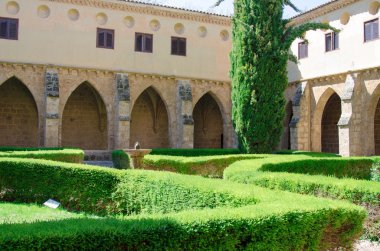 Ünlü Monasterio de Piedra avlusu
