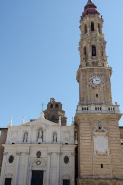 Katedral kubbe ve çan kuleleri