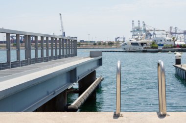 Bir liman içinde yerleşik tekneler