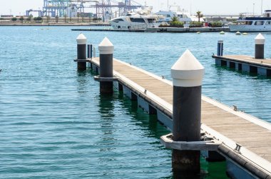 Bir liman içinde yerleşik tekneler