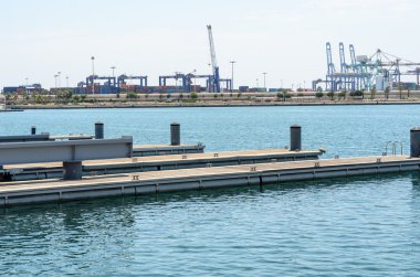 Bir liman içinde yerleşik tekneler