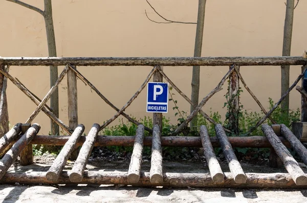 Estacionamento de bicicleta de madeira na rua — Fotografia de Stock