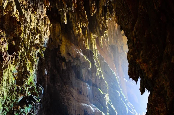 Höhle mit See — Stockfoto