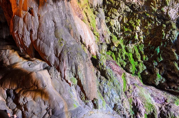 Höhle mit See — Stockfoto