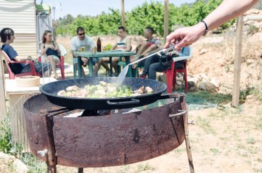 Otantik Paella Valenciana hazırlık aşamasında