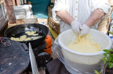 Preparacion derin kızarmış börek çörek pazarında