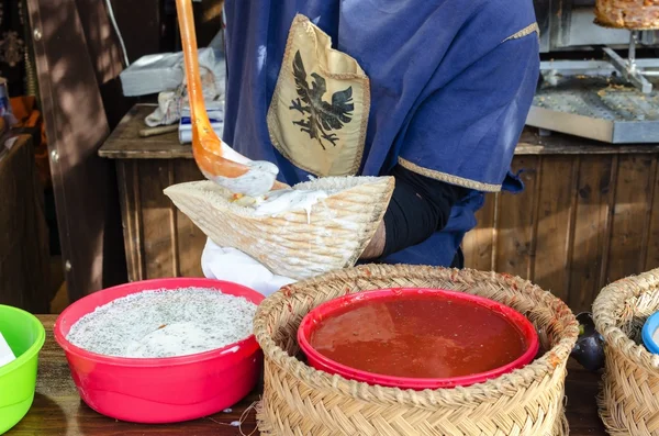 Man preparing kebab in medieval market — Stock Photo, Image