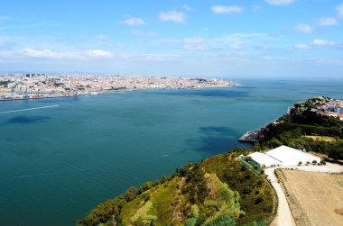 Christo Rei heykel üzerinden havadan görünümü