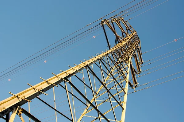 Electricidad eléctrica pilones — Foto de Stock