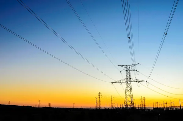 Elektrické rozvody elektrické energie nad východem slunce — Stock fotografie