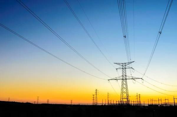 Líneas eléctricas durante la salida del sol — Foto de Stock