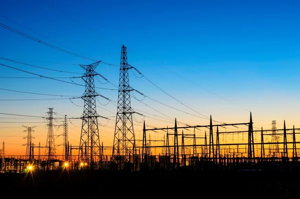 Gündoğumu üzerinden elektrik powerlines