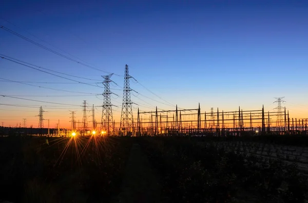 Líneas eléctricas durante la salida del sol — Foto de Stock