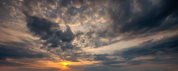 美しい空と暗い雲 オレンジ色と青の空の背景に銀の裏地と曇りと日の出の豪華なパノラマ風景 — ストック写真