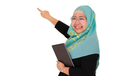 Yeşil tesettürlü güzel Müslüman öğretmen, siyah takım elbiseli şişman genç kadın ve tabletli yeşil eşarp, beyaz arka planda gülümseyen bir kadın.