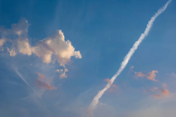 Beau Ciel Couchant Nuages Sombres Avec Une Lumière Dramatique Twilight — Photo