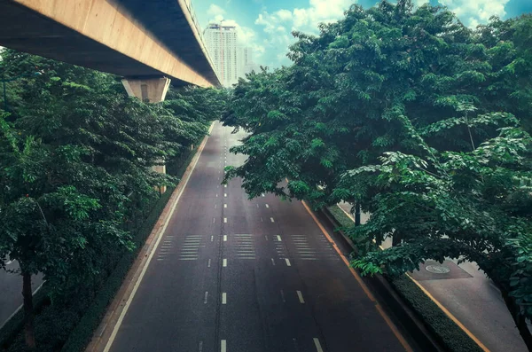 建物と街の空の道路や木 高架道路 青空と白いふわふわの雲の背景と高速道路 — ストック写真