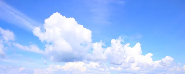 Hermoso Cielo Azul Nubes Esponjosas Blancas Cielo Color Vibrante Con —  Fotos de Stock