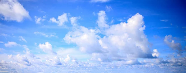 美丽的蓝天 洁白蓬松的云彩 明媚的晴天 明媚的蓝天 多姿多彩的云彩 美丽的天然卷云背景 — 图库照片