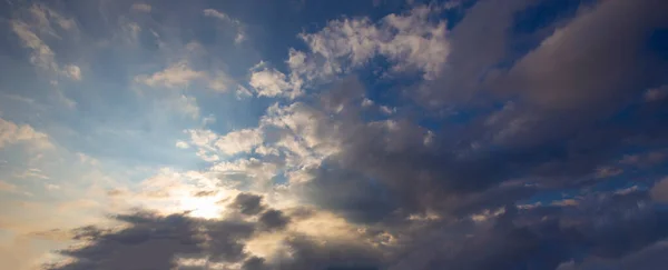 美丽的日落天空和乌云与戏剧性的光芒 暮色天空的背景 明亮的橙色天空和阳光的光芒 — 图库照片