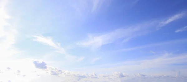 Güzel Sirrus Bulutları Güneşli Bir Günde Bulutlu Renkli Panoramik Gökyüzü — Stok fotoğraf