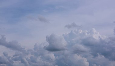 Güzel mavi gökyüzü ve beyaz kabarık bulutlar, güneşli bir günde bulutlu canlı renkli gökyüzü, çeşitli şekillerde bulutlarla dolu sabah gökyüzü, güzel doğal sirrus bulutları..
