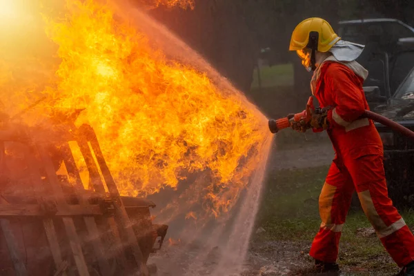 Bombero Valiente Usando Extintor Agua Manguera Para Lucha Contra Incendios —  Fotos de Stock