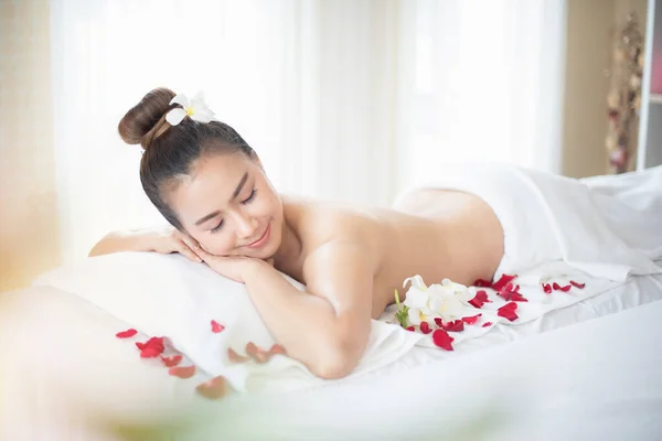 Beautiful Lady Sleeping Massage Table Towel Cover Her Body Readay —  Fotos de Stock