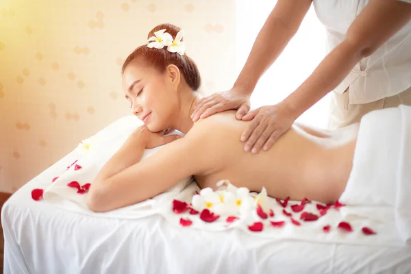 Beautiful Lady Lying Massage Table Sleeping While Doing Shoulder Massage — Stockfoto