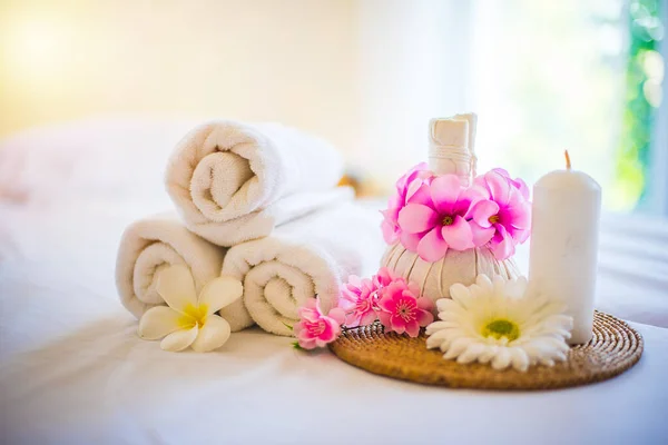 Handduk Och Kompress Dekorerad Med Rosa Blomma Spa Sammansättning Massagebord — Stockfoto