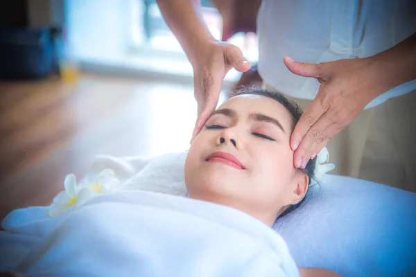 Schöne Frau Während Der Gesichtsmassage Wellness Salon Nahaufnahme Von Asiatischen — Stockfoto