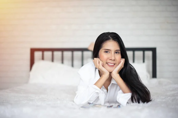 Hermosa Mujer Con Una Camisa Blanca Acostada Final Cama Debajo —  Fotos de Stock