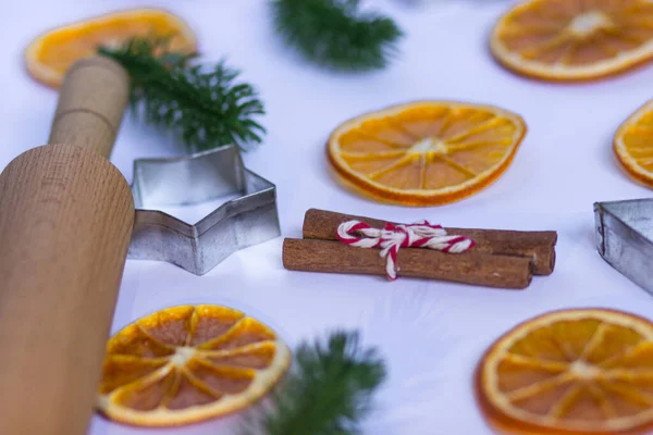 Tranches Orange Séchées Branches Sapin Coupe Biscuits Bâtonnets Cannelle Sur — Photo