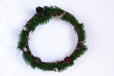 Beşinci adım - Adım adım, köknar dalları ve böğürtlenlerden yapılmış Noel çelenkleri, beyaz arka plan, izole edilmiş.