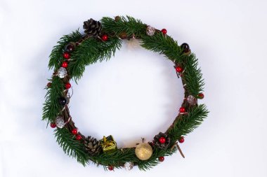 Adım 7 - Adım adım, köknar dalları ve böğürtlenlerden yapılmış Noel çelenkleri, beyaz arka plan, izole edilmiş.