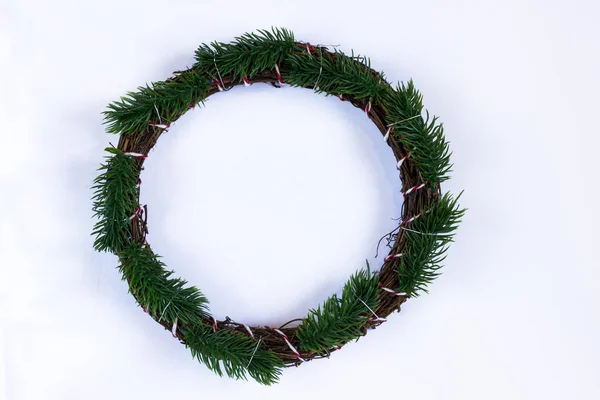 Steg 3 - Steg för steg uppsättning julkransar av gran grenar och bär, vit bakgrund, isolerade. — Stockfoto